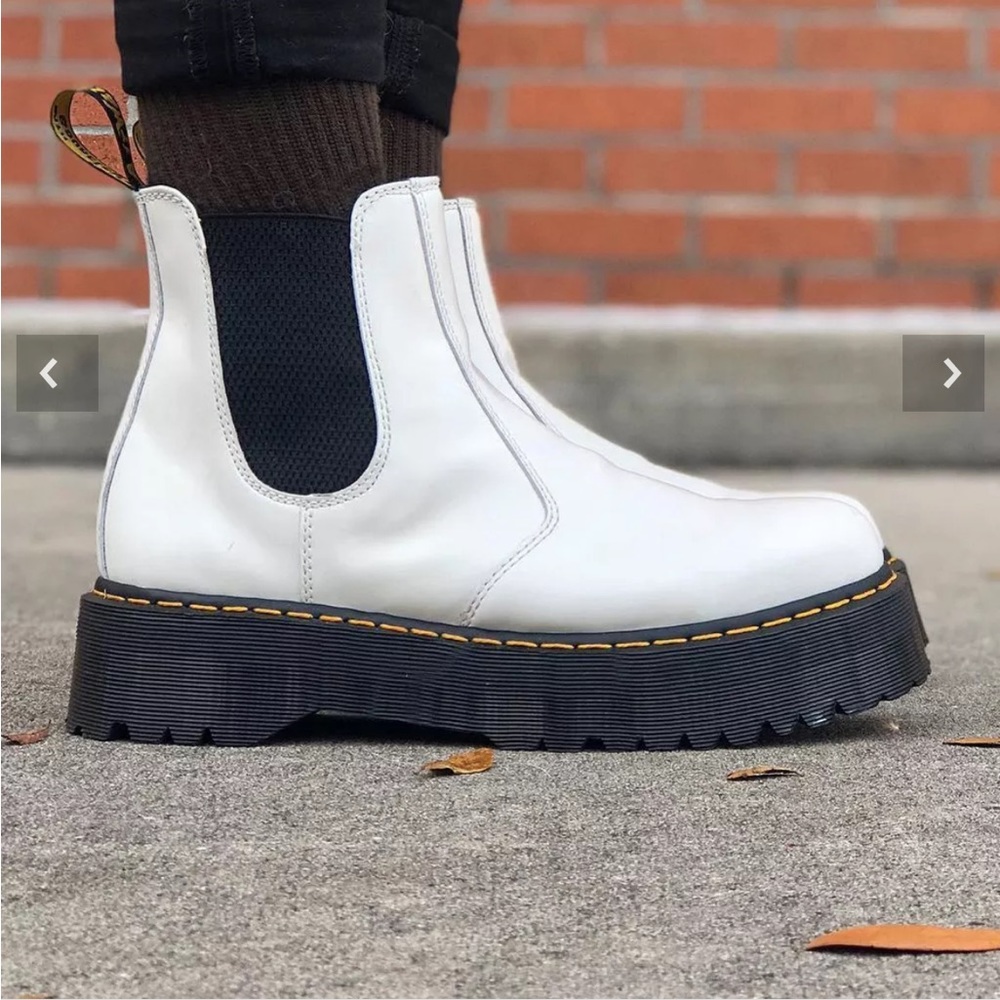 Dr. Marten’s 2976 SMOOTH LEATHER PLATFORM CHELSEA BOOTS